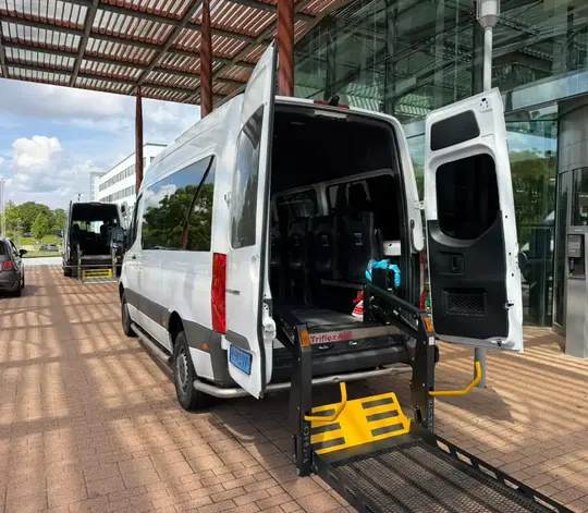 Professionele rolstoeltaxi chauffeur helpt klant in Gorinchem